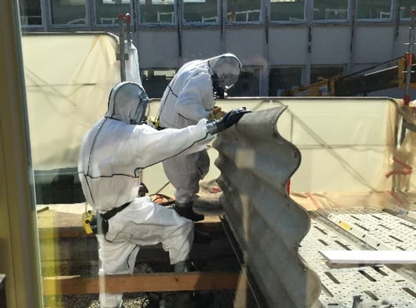 Photos de deux personnes en tenus de désamiantage.