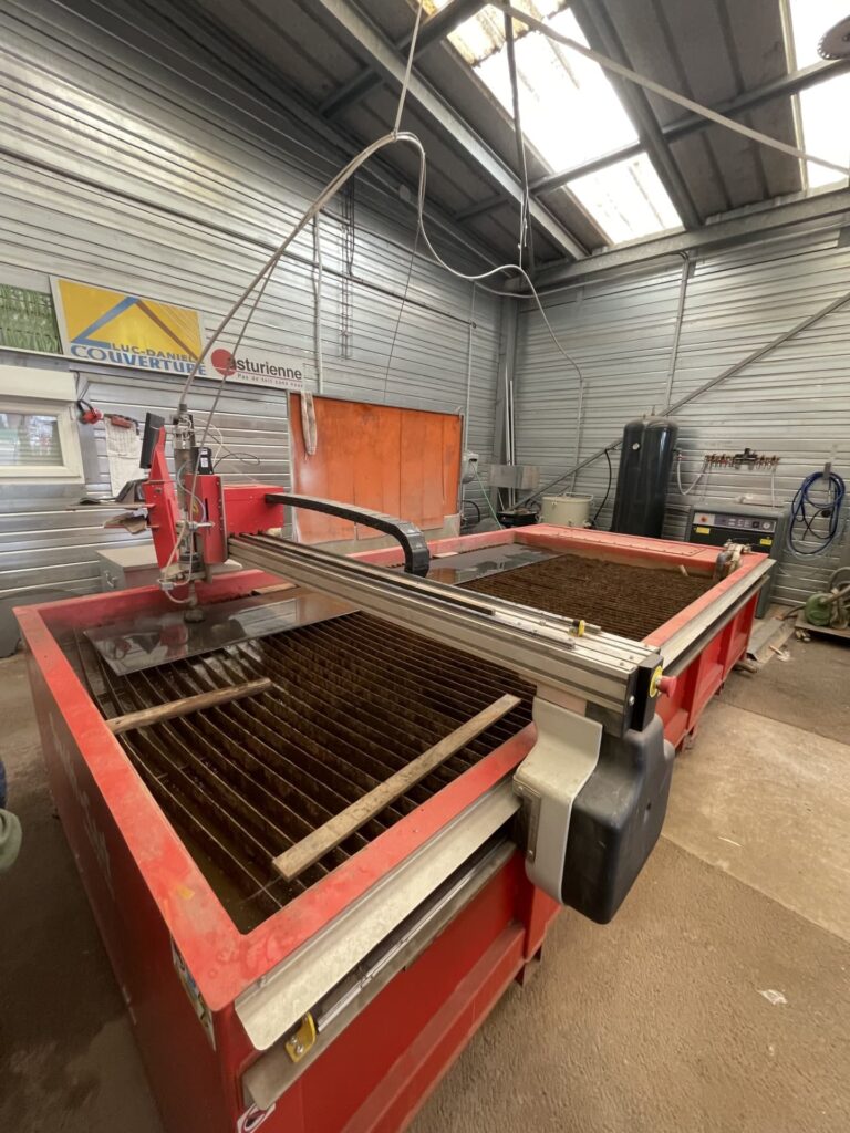 Photo de la machine de découpe à eau.