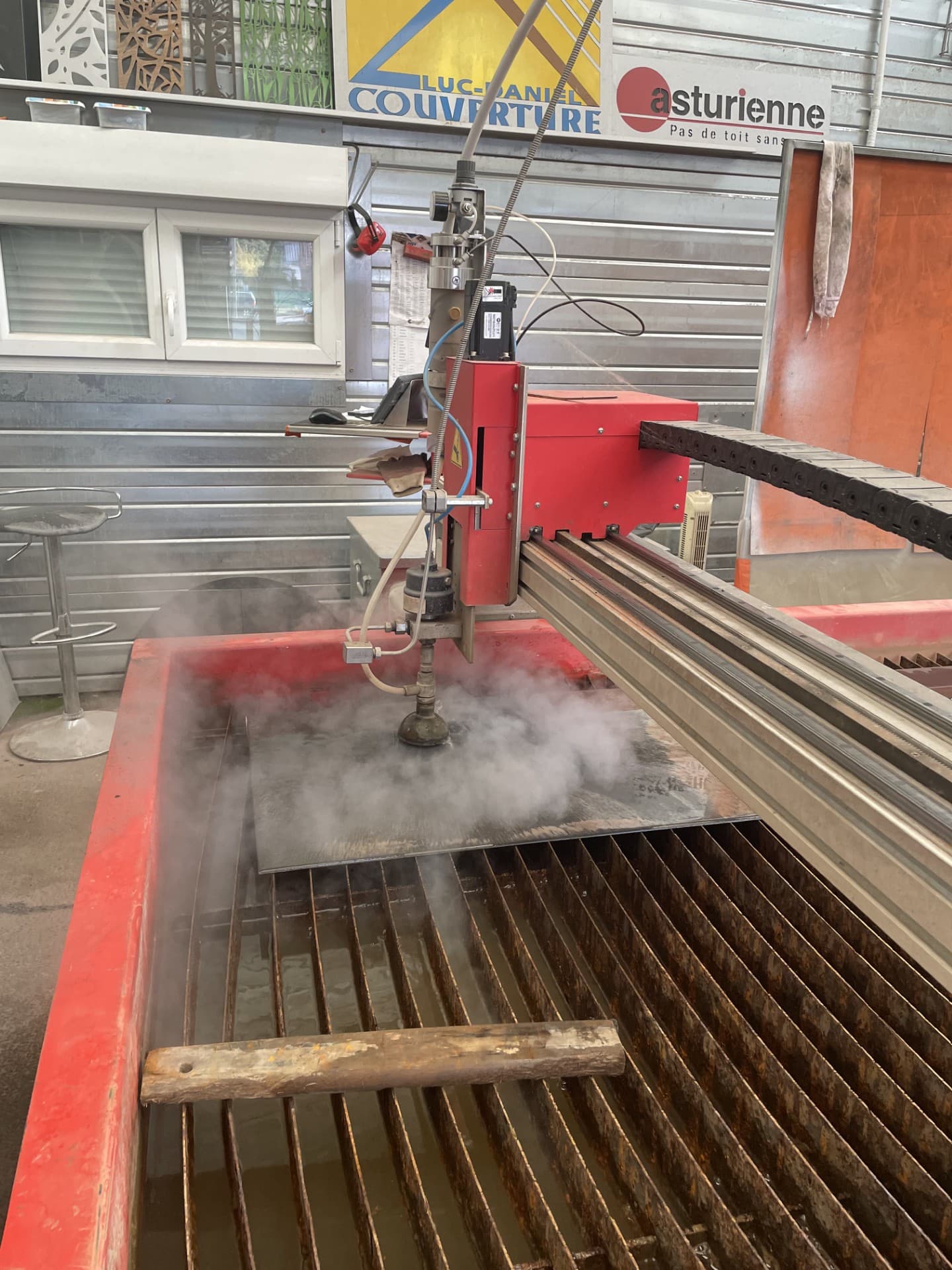 Photo de la machine de découpe à eau.