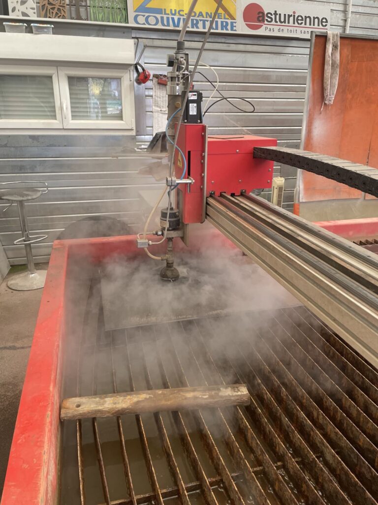Photo de la machine de découpe à eau.