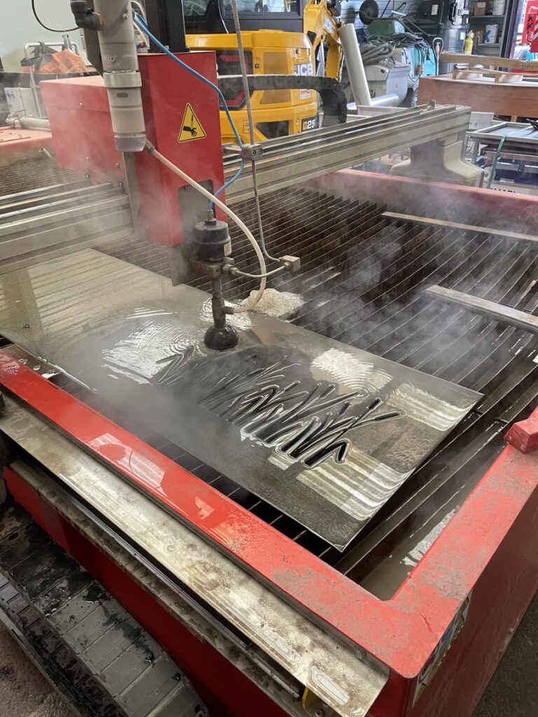 Photo de la machine de découpe à eau.